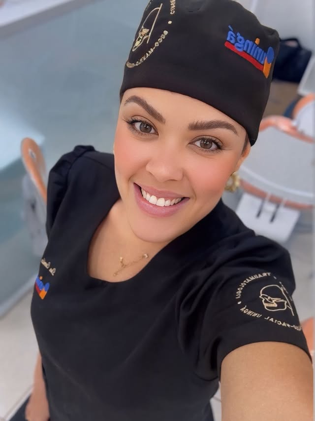 Dra. Camila Conceição no consultório em Salvador, BA